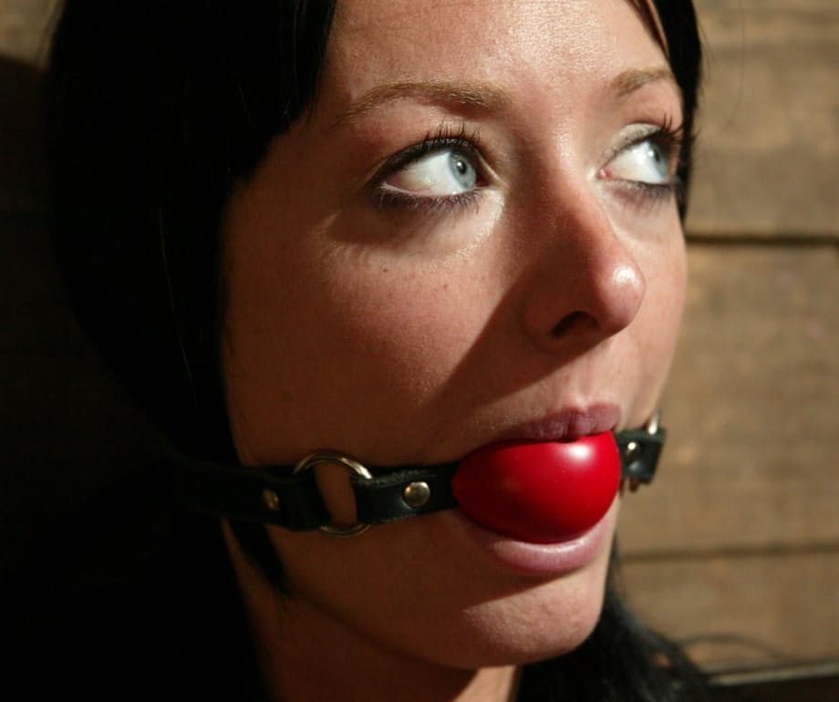 La Principessa Donna domina brutalmente e accarezza due sottomesse legate in un lezdom selvaggio - 4