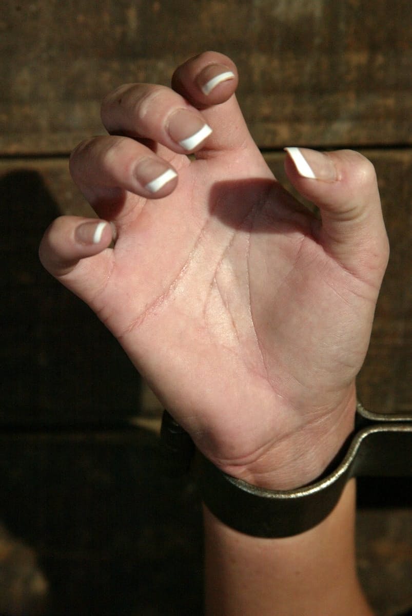 La Principessa Donna domina brutalmente e accarezza due sottomesse legate in un lezdom selvaggio - 20