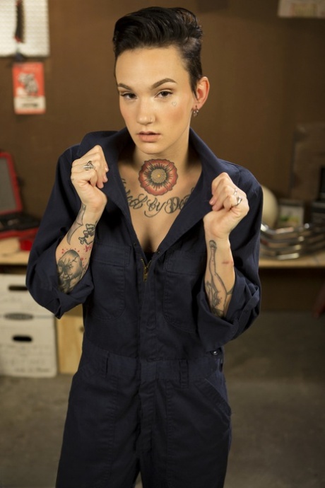 Dominant Helena Locke and Lea Lexis peg inked Nikki Hearts with toys - 2