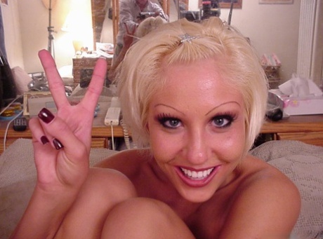 Gwen Pace, una sexy rubia desnuda que provoca, revela su firme culo y sus tetas respingonas - 9
