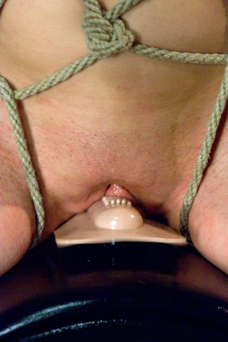 La rousse Claire Adams tourmente la soumise Raina Verene dans un jeu brutal de cordes autour de la chatte - 6