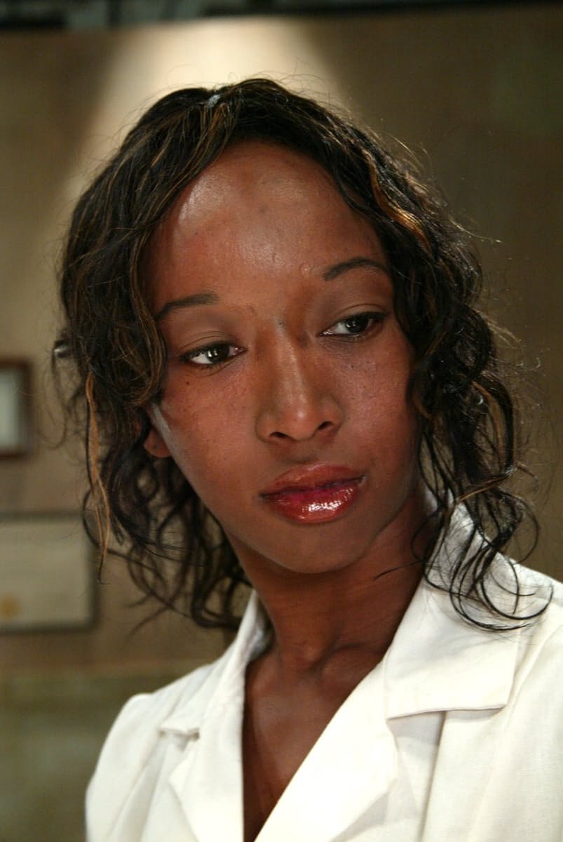 Stacey Cash geme mentre la sua insaziabile collega asiatica domina con forza la lucida fica ebony - 2