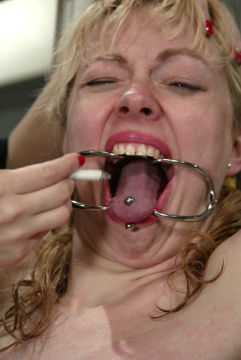 La MILF Adrianna Nicole si sottomette all'intensa sessione di punizione BDSM lesbica della poliziotta - 8