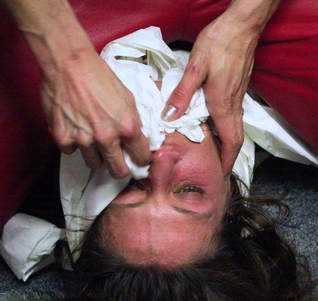 Rebecca Lord domine sa jeune esclave nue entravée avec plaisir à travers fessées et canne - 16