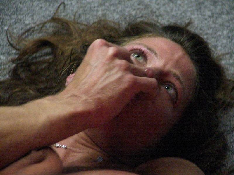 Rebecca Lord domine sa jeune esclave nue entravée avec plaisir à travers fessées et canne - 21
