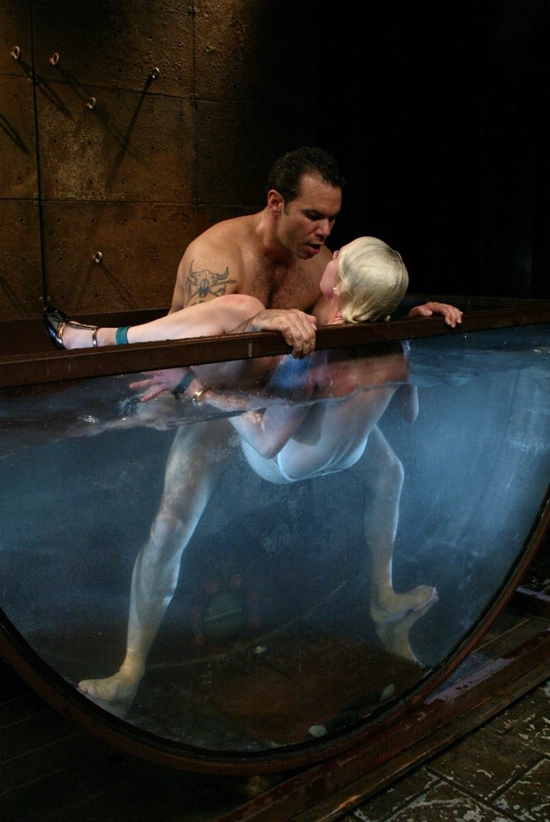 Steven Lee domina a la zorra rubia MILF en un salvaje festival de sexo con bondage acuático - 1