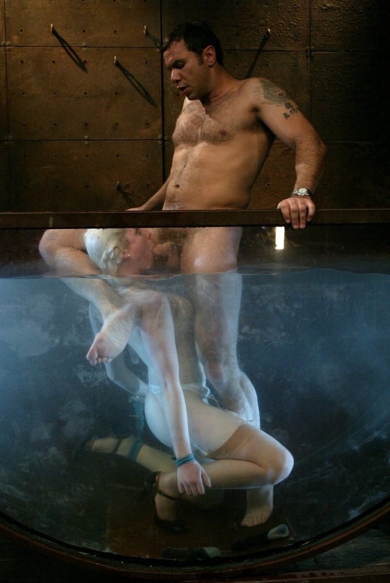 Steven Lee domina a la zorra rubia MILF en un salvaje festival de sexo con bondage acuático - 10