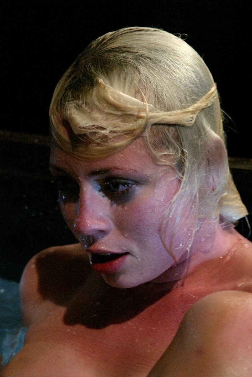 Steven Lee domina a la zorra rubia MILF en un salvaje festival de sexo con bondage acuático - 17