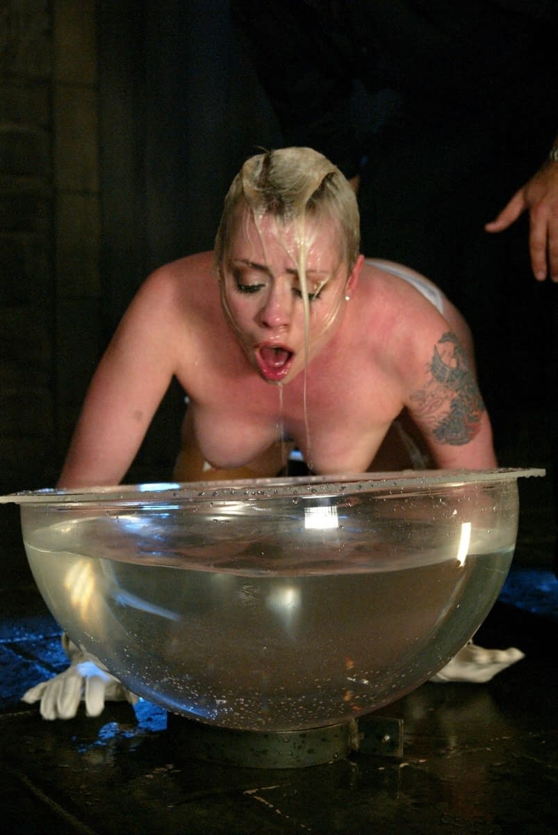 La zorra rubia Lorelei Lee se somete a Steven Lee empujando su cara profundamente en un cuenco de vidrio - 16
