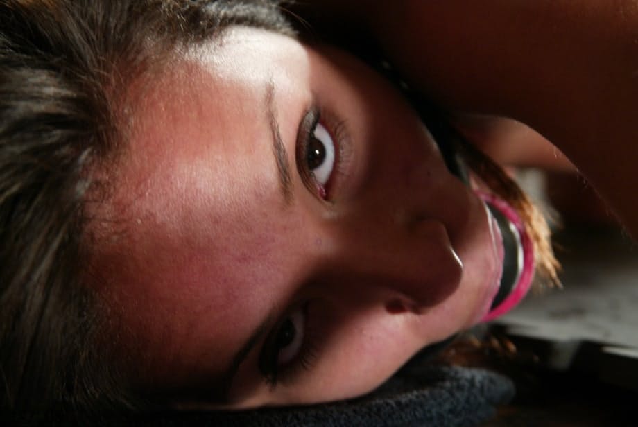Jasmine Byrne s'est masturbée soumise en position de hogtie avec un bâillon-boule profondément enfoncé dans la bouche, au sous-sol. - 16