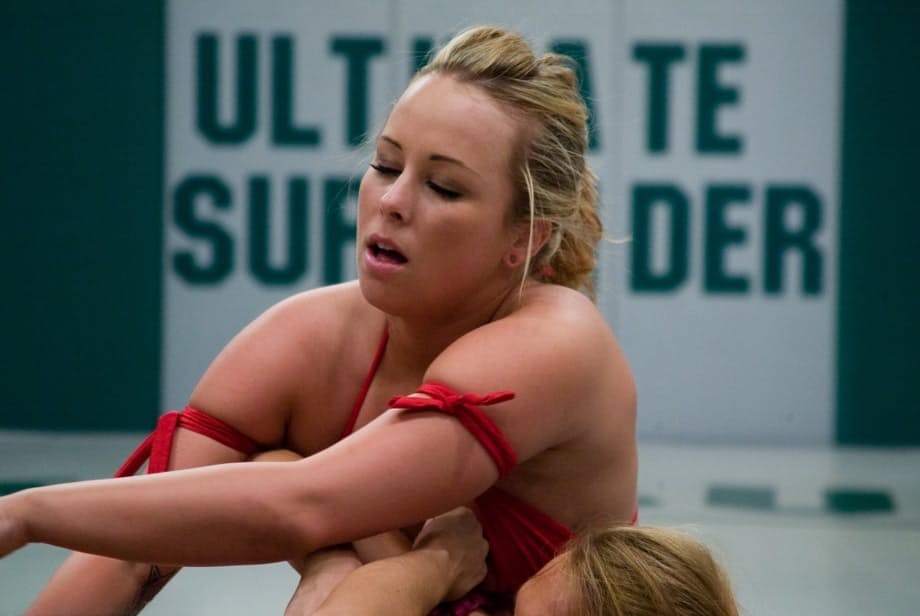 Mme Panther et Alexis Von Tess huilées en bikinis faisant un combat torride sur un tapis - 13