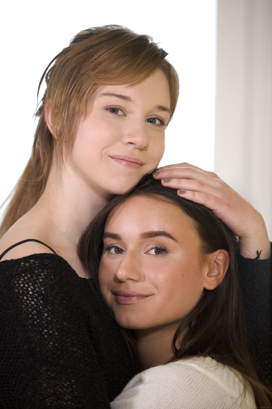 Alice Klay devours Lana Roy's dripping teen pussy in lesbian frenzy - 1