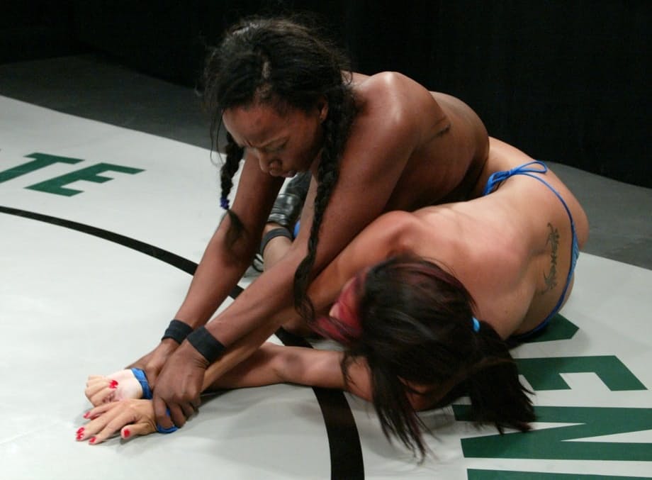 Kat Black domina con furia nella lotta lesbo interrazziale - 18