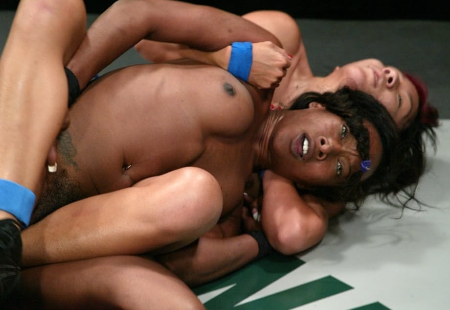 Kat Black domina con furia nella lotta lesbo interrazziale - 21