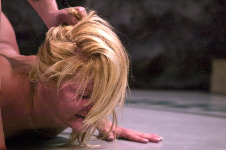 Ginger Lynn brutalmente martellata da Bobbi Starr, MILF munita di strapon, in un ring di lotta sudato - 8