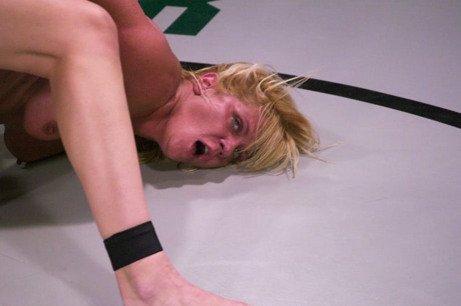 Ginger Lynn brutalmente martellata da Bobbi Starr, MILF munita di strapon, in un ring di lotta sudato - 13
