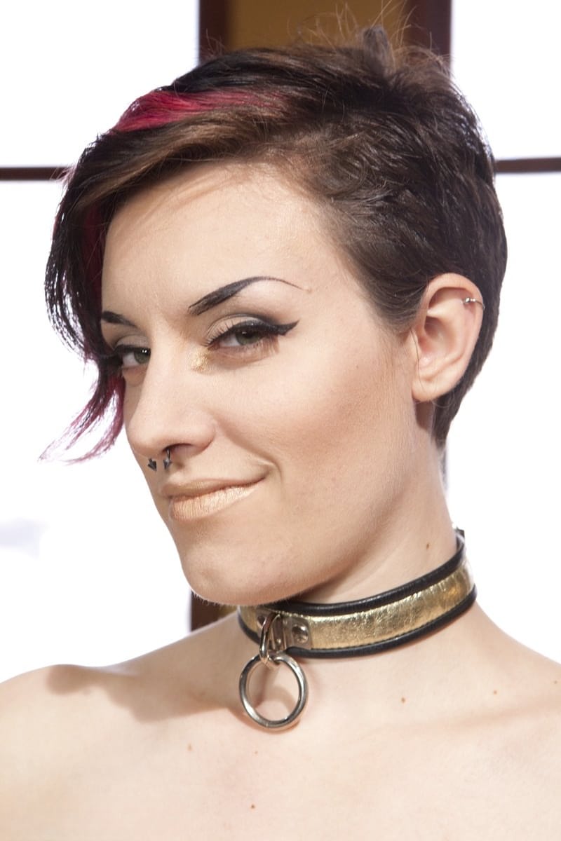Delilah Davis domine sa soumise attachée avec une puissance de pipe sensuelle et brute - 1