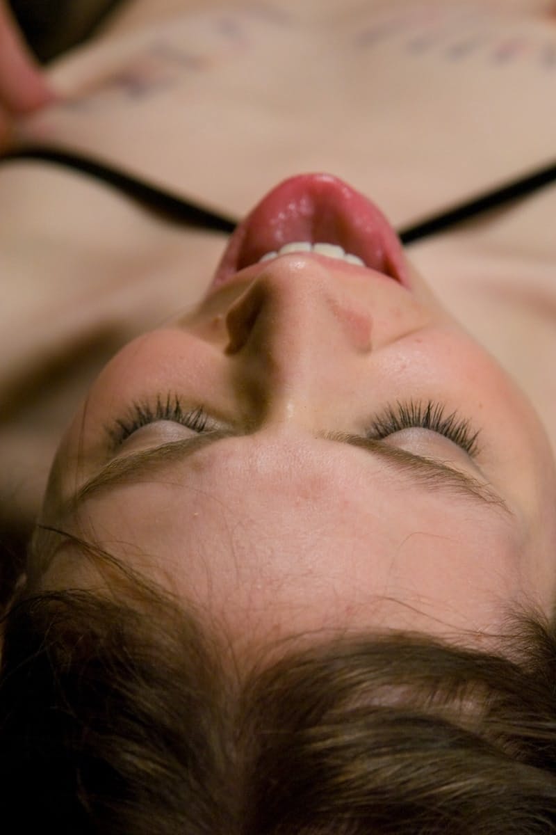 Kristine bound in ropes takes a creamy facial all over her tasty pussy - 5
