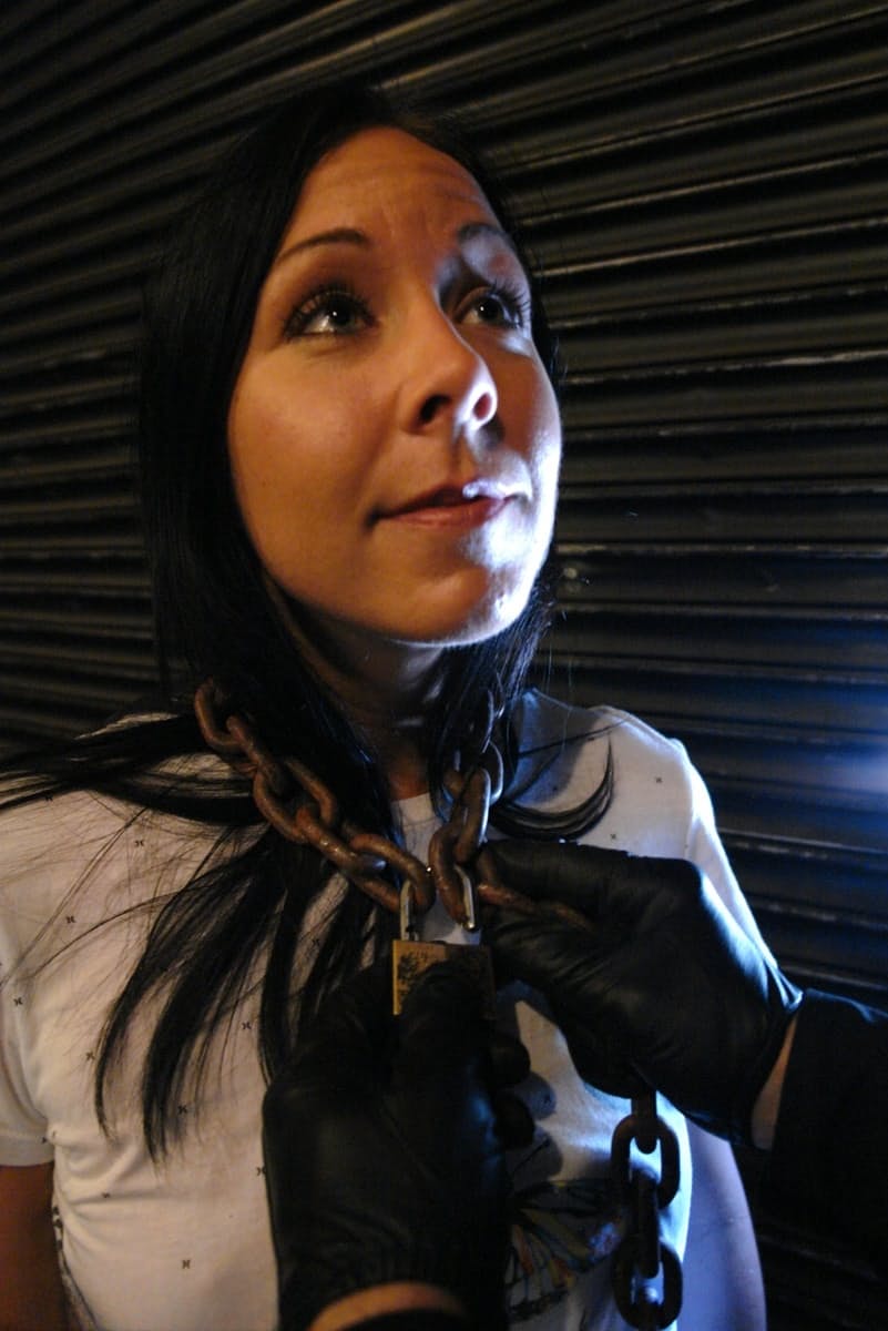 La dominación kink se apodera de Julie Knight mientras está fuertemente atada y atormentada - 2