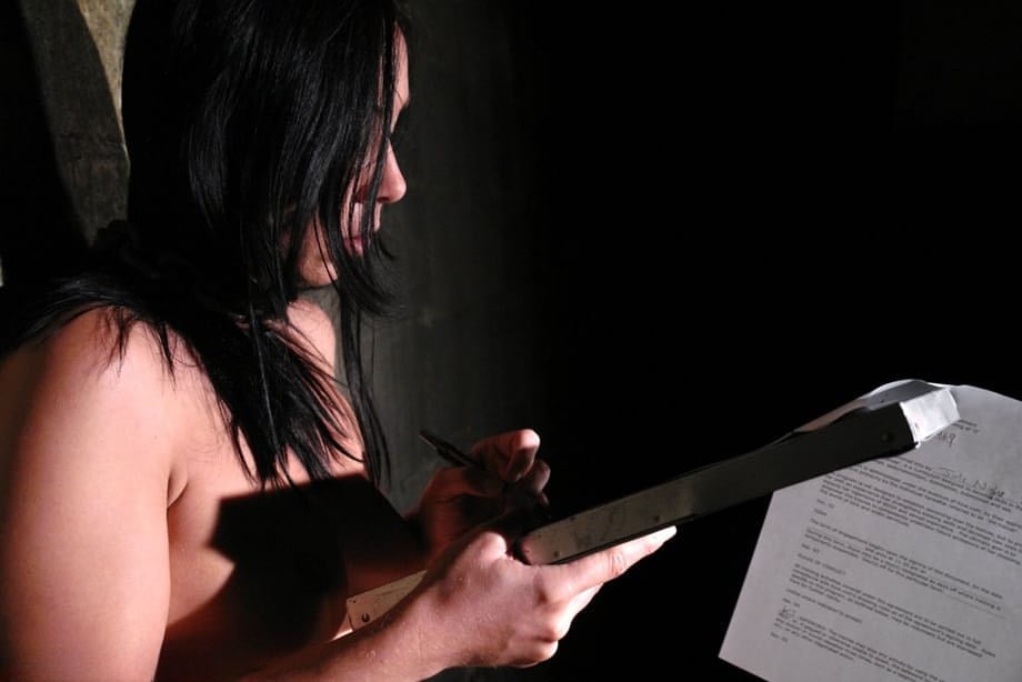 La dominación kink se apodera de Julie Knight mientras está fuertemente atada y atormentada - 12