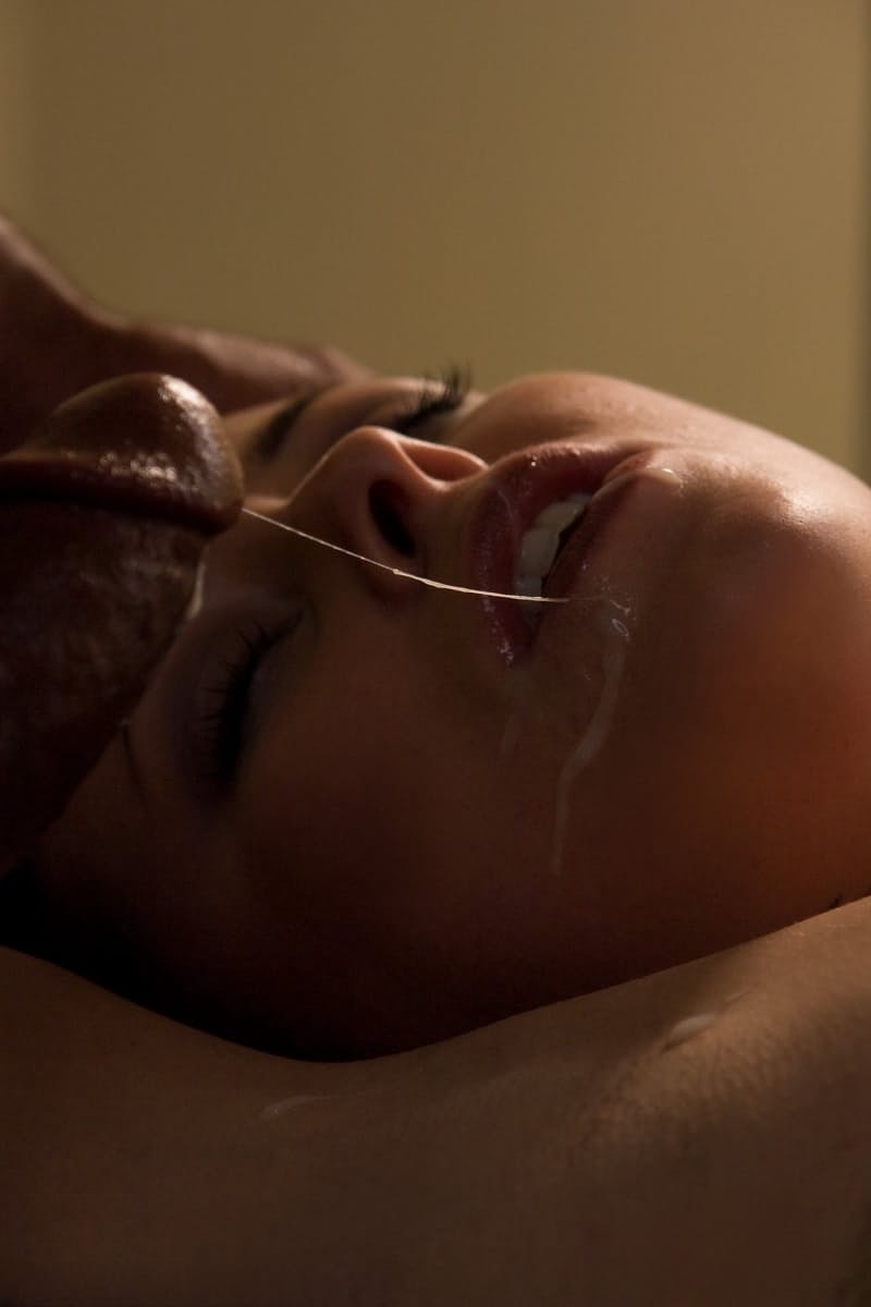 Sandra Love attachée nue pour des actes sexuels sauvages sur une table - 16