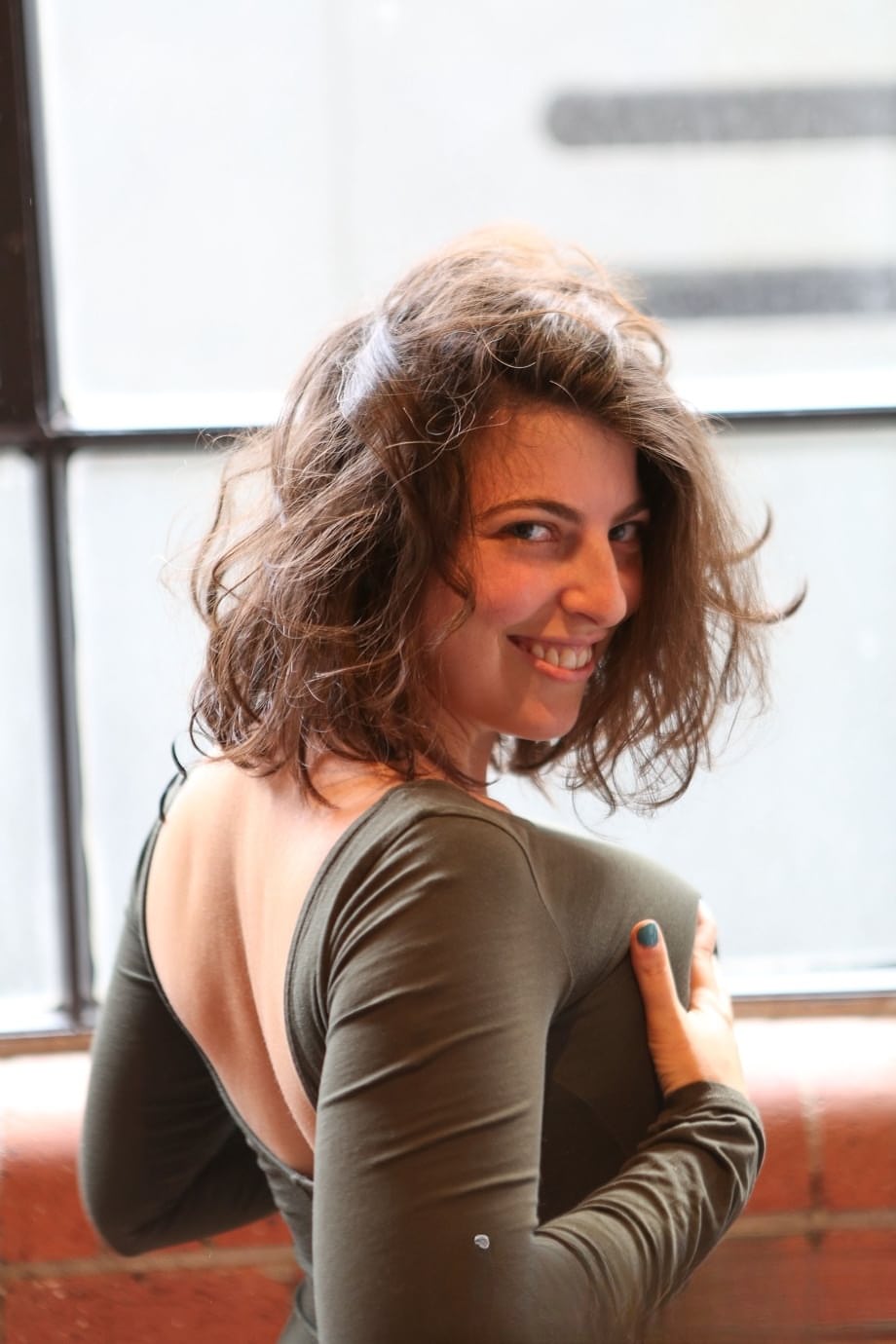 Nora exhibe ses gros seins massifs et sa chatte poilue - 3