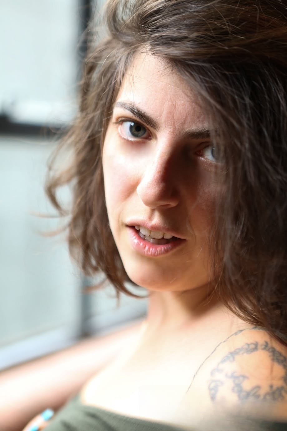 Nora exhibe ses gros seins massifs et sa chatte poilue - 4