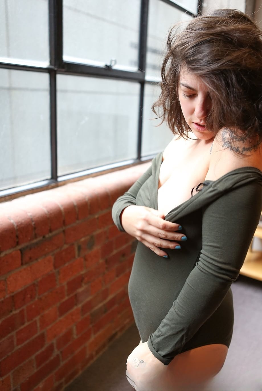 Nora exhibe ses gros seins massifs et sa chatte poilue - 5