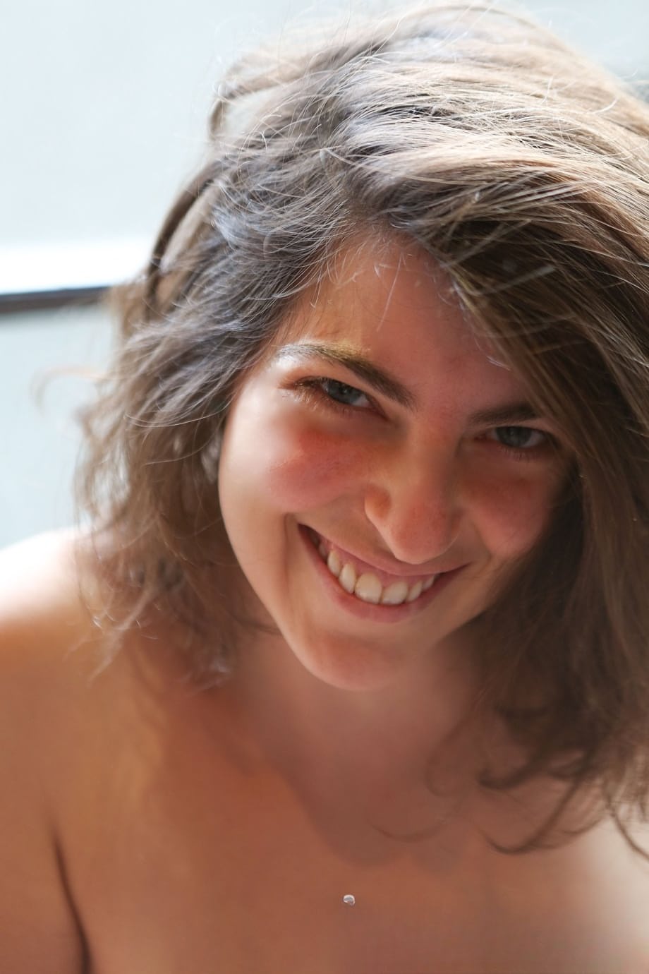 Nora exhibe ses gros seins massifs et sa chatte poilue - 16