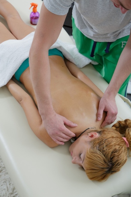 Lisa Luv geme mentre un cazzo massiccio allunga la sua passerina rasata e minuta in profondità - 5