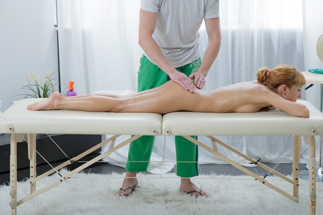 Lisa Luv geme mentre un cazzo massiccio allunga la sua passerina rasata e minuta in profondità - 9