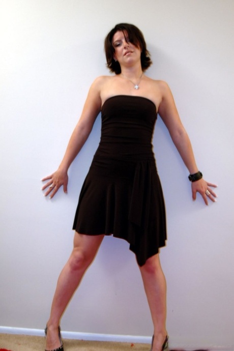 Taryn Thomas si spoglia completamente nuda prima di divorare un cazzo su un tappeto cremisi - 2