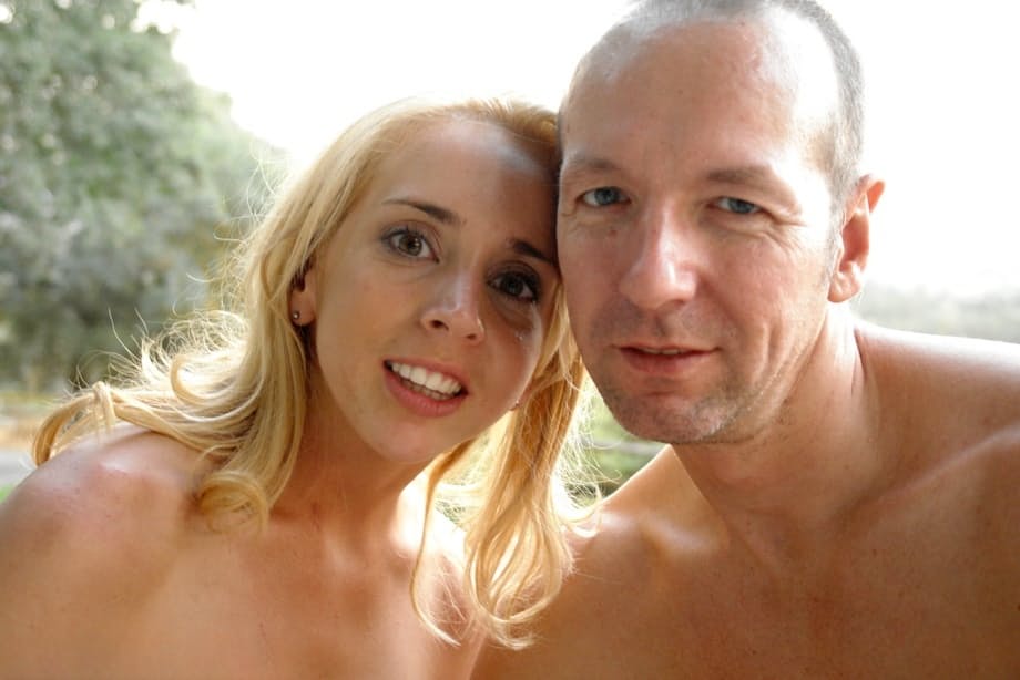 Kelly Wells, jovencita rubia y menuda, siendo follada en la garganta y follada sin protección al aire libre en una hardcore atadura con cuerdas - 17