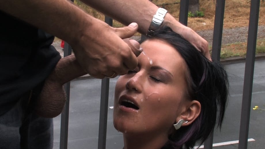 Carmen Black recibe una corrida desordenada en la cara después de un sexo crudo en un pasaje al aire libre - 12