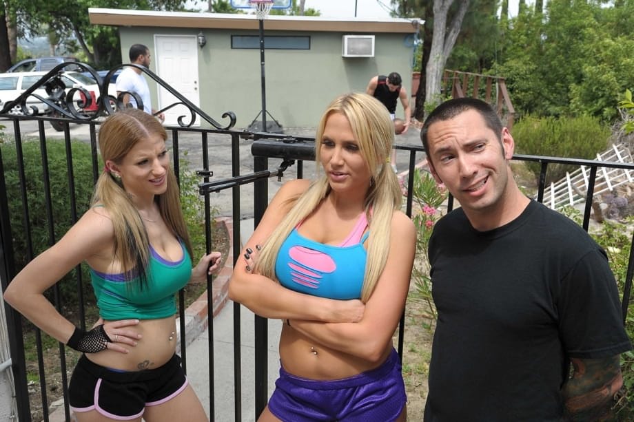 Des blondes aux gros seins, Alanah Rae et Doyle Haley, dominent un étalon bien monté lors d'un trio torride - 1
