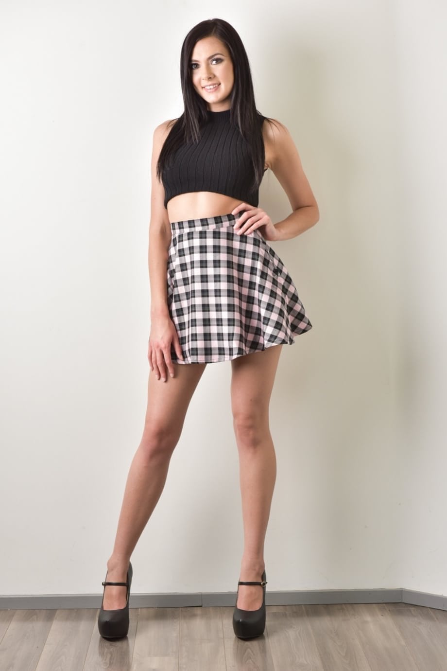 Marley Brinx si spoglia completamente e stuzzica le sue curve lussuriose - 1