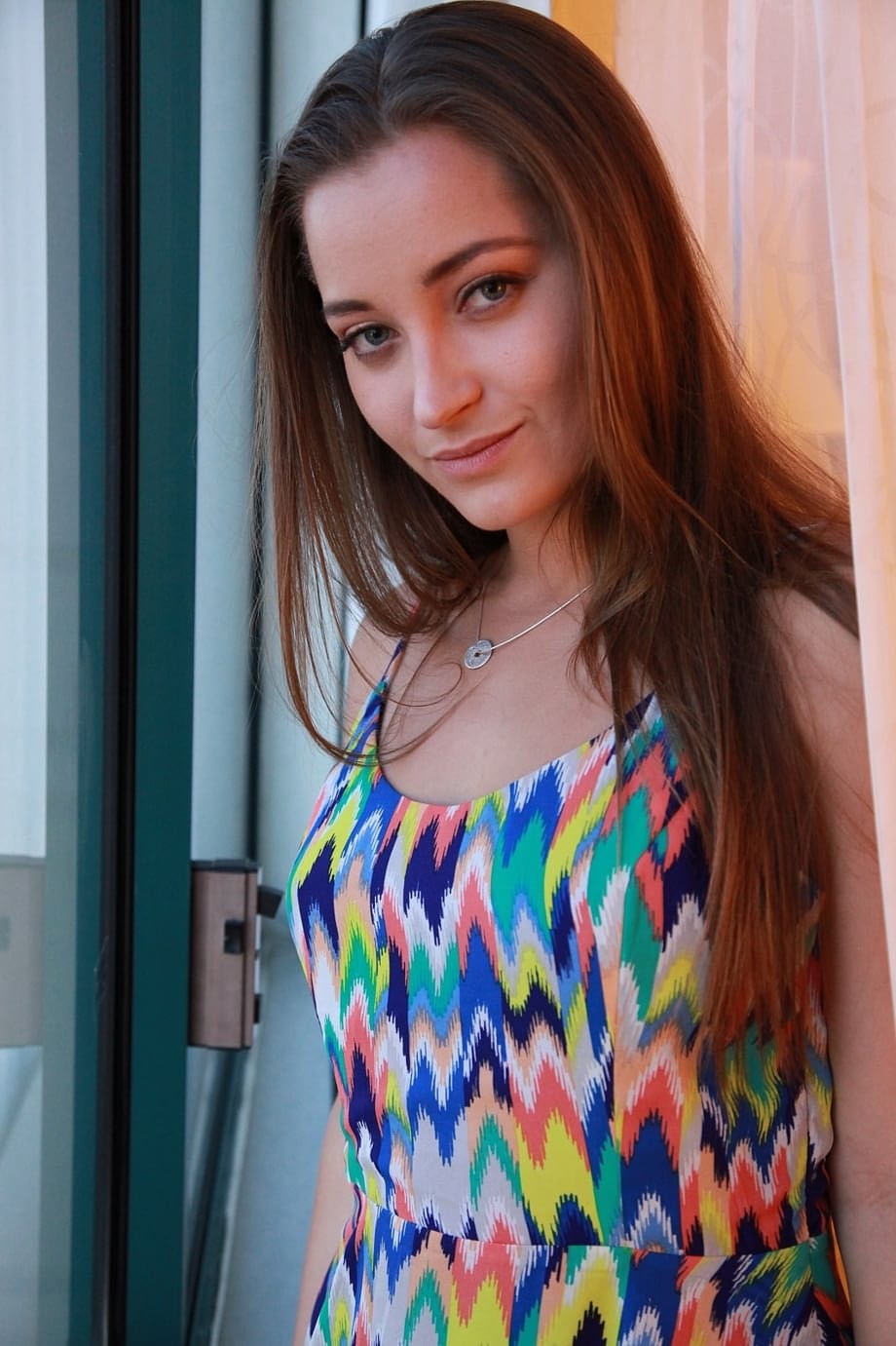 L\'allure di Dani Daniels mentre si toglie il tessuto vibrante, rivelando curve voluttuose e invitanti seni naturali - 1