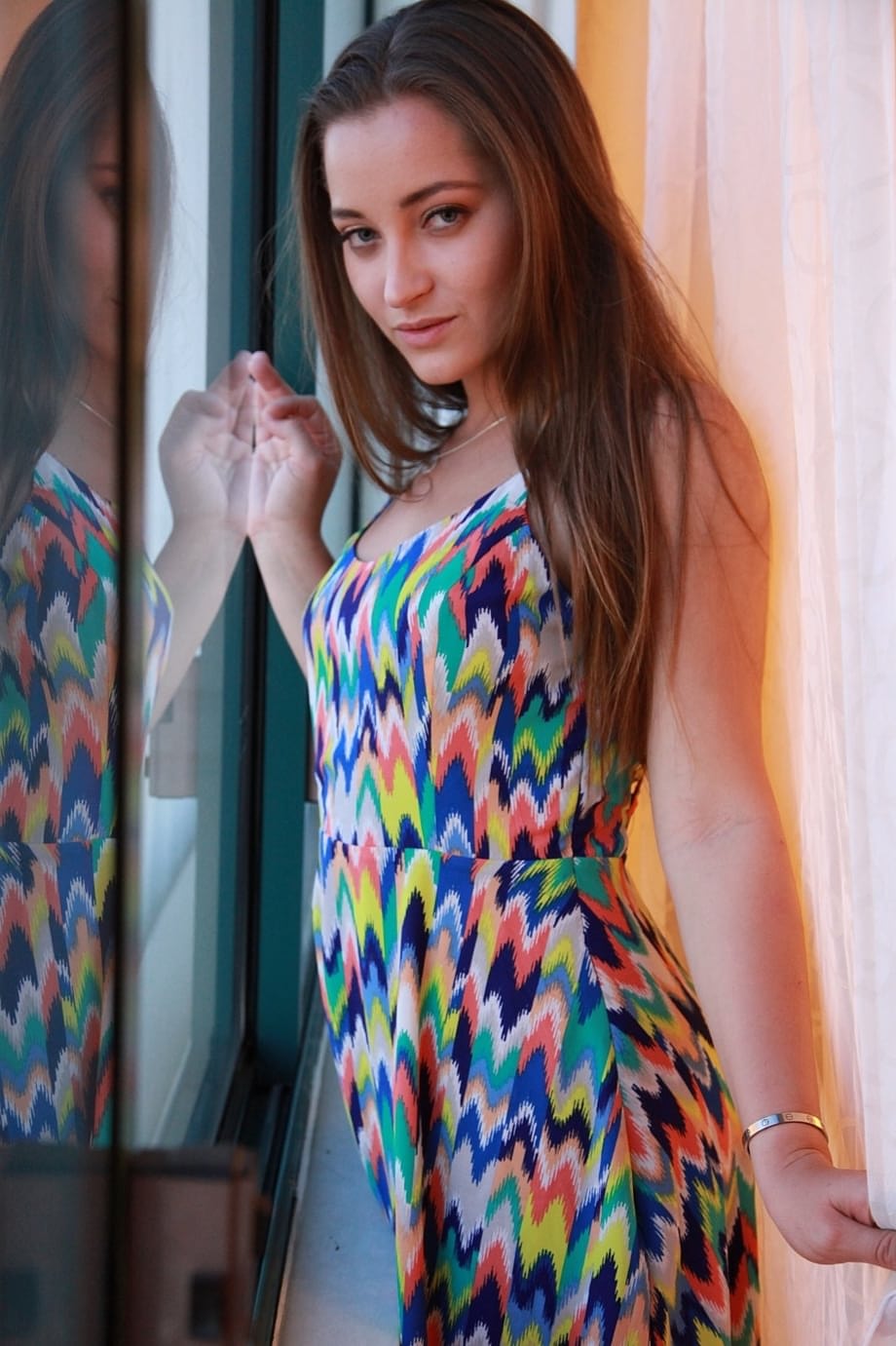 L\'allure di Dani Daniels mentre si toglie il tessuto vibrante, rivelando curve voluttuose e invitanti seni naturali - 2