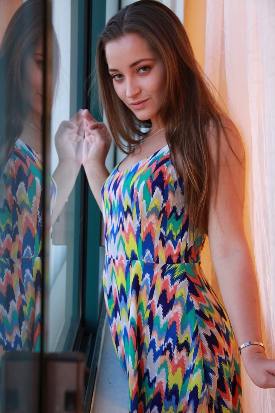 L\'allure di Dani Daniels mentre si toglie il tessuto vibrante, rivelando curve voluttuose e invitanti seni naturali - 3