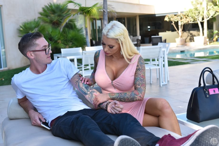 Lolly Ink spompina il fidanzato dotato della figlia con un appassionato pompino tra le tette fino al finale - 3