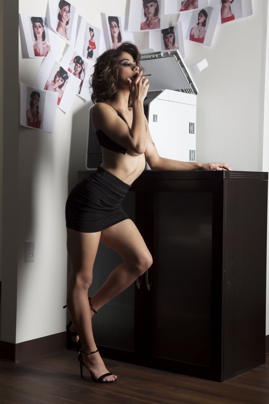 Mia Valentine si spoglia rivelando le sue tette fumatamente sexy e il corpo in pose mozzafiato - 9