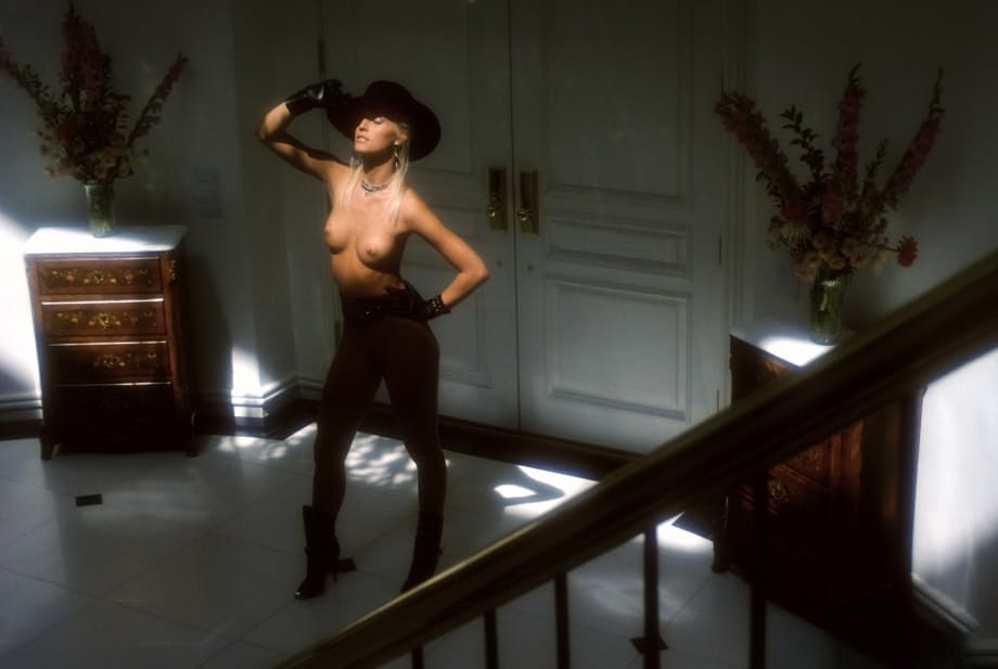 Janine Lindemulder exhibe ses courbes séduisantes et ses formes juteuses lors d'une séance glamour érotique - 4