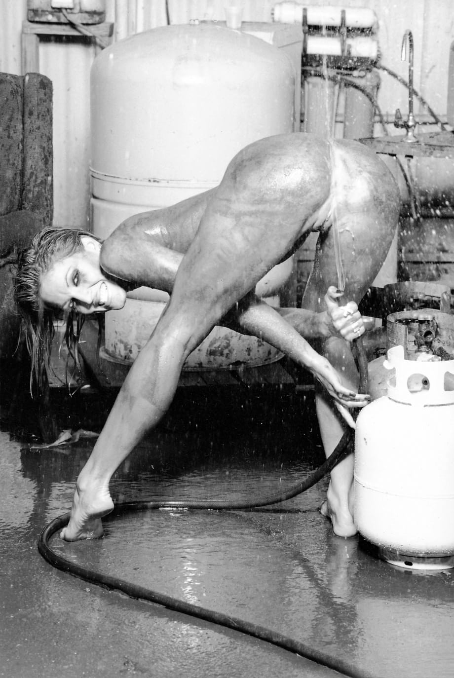 Regardez la séduisante MILF Janine Lindemulder dominer une aventure coquine trempée sous la douche - 2