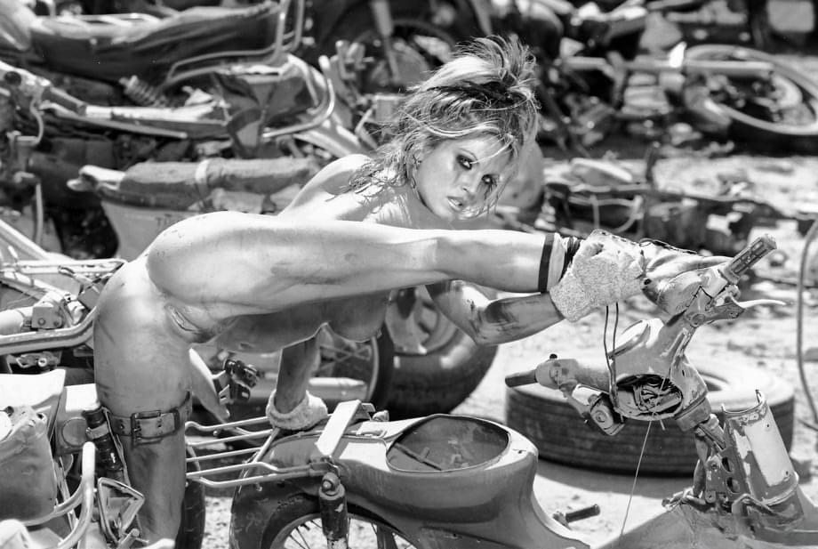 Regardez la séduisante MILF Janine Lindemulder dominer une aventure coquine trempée sous la douche - 12