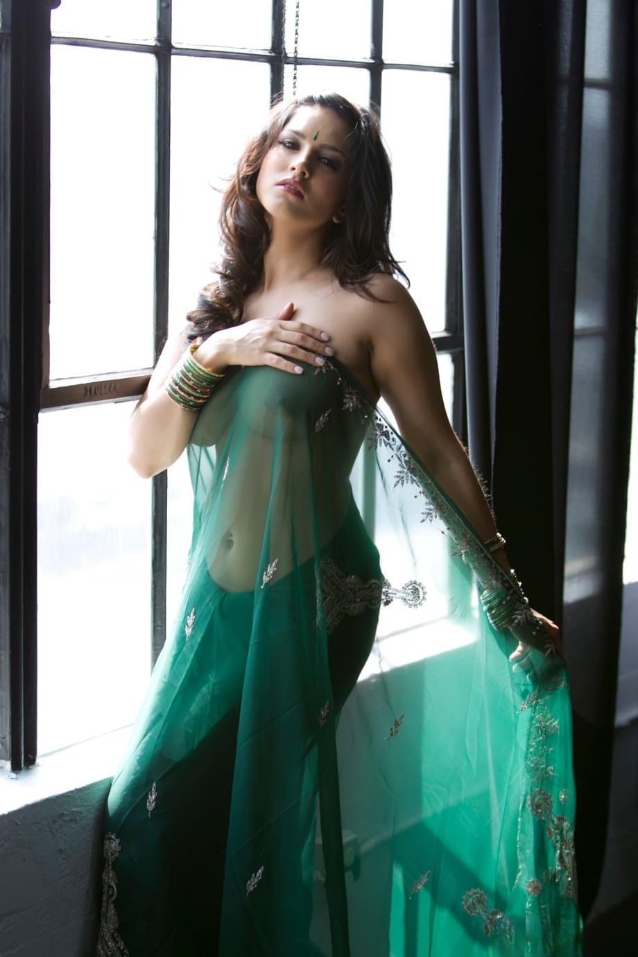 Gorgeous Sunny Leone spreading naked, exhibiting plump enhanced breasts and sinful curves - 2