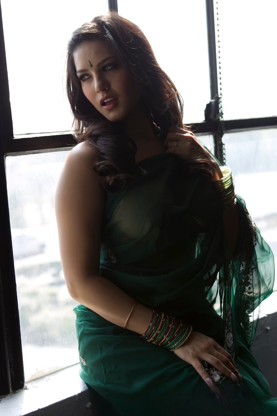 Gorgeous Sunny Leone spreading naked, exhibiting plump enhanced breasts and sinful curves - 9