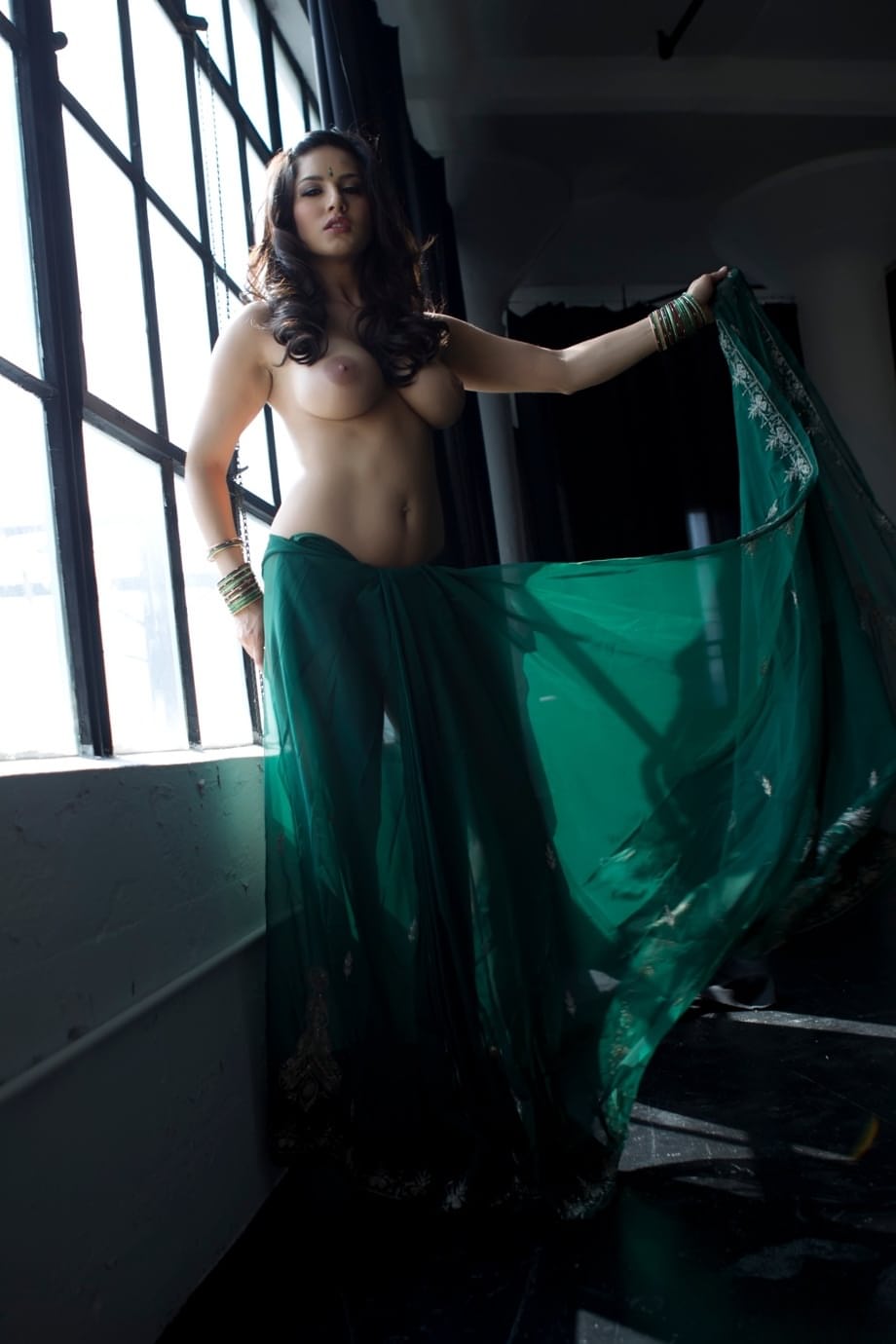Gorgeous Sunny Leone spreading naked, exhibiting plump enhanced breasts and sinful curves - 11