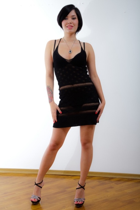 Netta se une a chicas adolescentes mostrando sus culos antes de un candente sexo lésbico - 1