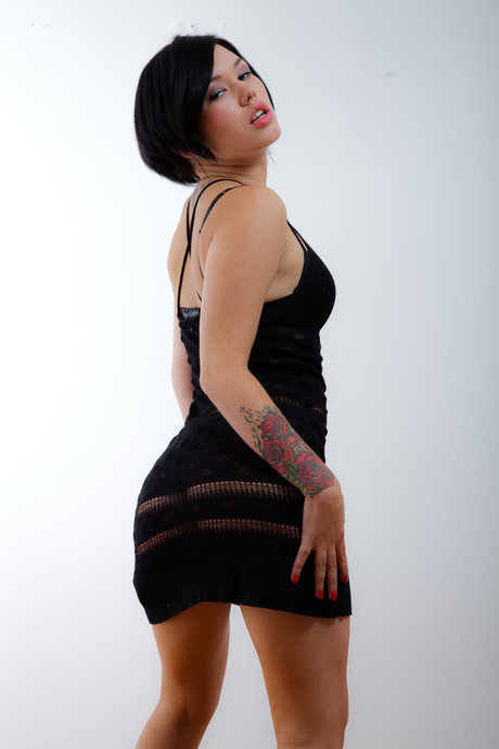 Netta se une a chicas adolescentes mostrando sus culos antes de un candente sexo lésbico - 2