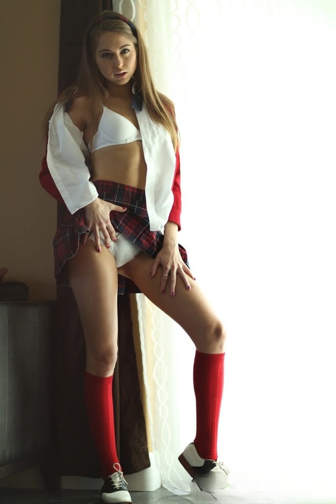 Riley Reid como colegiala traviesa montando vigorosamente una enorme polla palpitante y empapándose de semen - 2